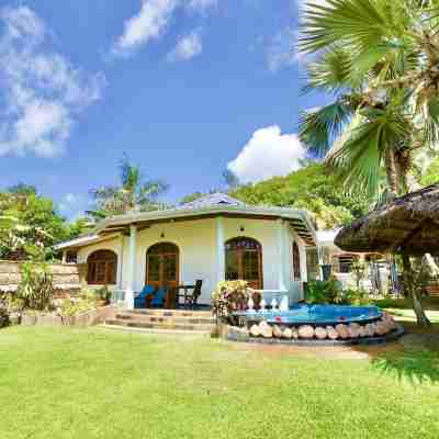 La Petite Maison and Sea Splash Hotel Exterior