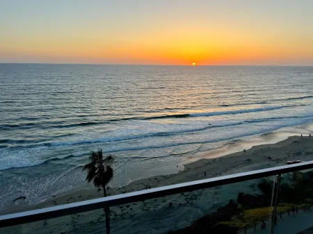 Ocean View Luxury Condo Oceanfront and Pool Отели рядом с достопримечательностью «Шелл Бич»