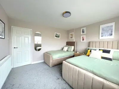 Quirky, Family Home in Glasgow Hotels near Glasgow Prestwick Airport