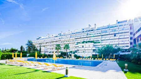 Penthouse Triplex Com Jacuzzi T3 HSR Vilamarina Отели рядом с достопримечательностью «Praia da Quarteira»