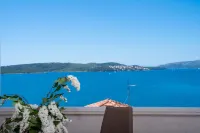 Apartment with Breathtaking Sea View Hotels in Okrug Gornji