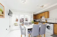 Beautiful Family Town Home With Private Parking Hotels in Ickham and Well
