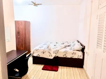 1 Bed House Private Compound with Off Road Parking Отели рядом с достопримечательностью «Opera Square Masjid»