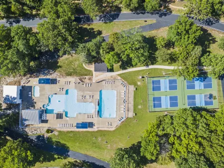 Charming Bungalow with Lake Access and Mini Golf - Inviting Escape Отели в г. Lampe