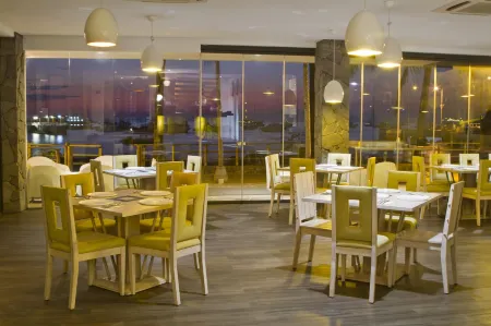 Golden Bay Galapagos Отели рядом с достопримечательностью «Cerro de las Tijeretas»