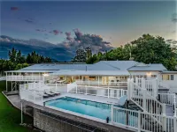 Hamptons White House - Pools