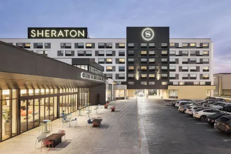Sheraton Laval Hotel Отели рядом с достопримечательностью «Parc Gilbert»