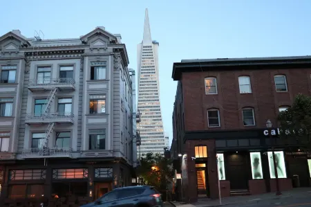 Europa Hotel Отели рядом с достопримечательностью «Tin How Temple»