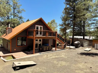 Cozy Cabin with AC, decks, Grill & Views. Sleeps 11 people. 7 min to Grindstone