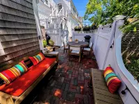 Colorful West End Retreat / Patio / Comfy King Bed / Walk Everywhere! / Parking