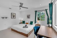 Huge 8 BR Heated Pool HotTub Tropical Oasis Villa