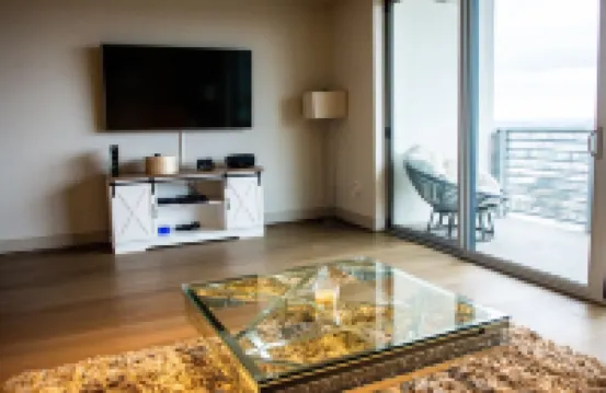 Highrise w/amazing views of Dallas!!