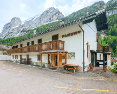 Albert Hotels in Penia