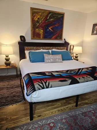 Overlooking Amazing Pool, 2 King en suite Condo, location, location, location!