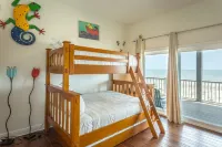 Beachfront, Pool, Spa, Pet Friendly, Elevator, Decks, fire pit, Games!