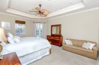 Beautiful home located near Warm Mineral Springs.