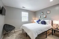 The Teal Townhouse Near KU Med and Central to Many KC Landmarks/Attractions Hotels in 