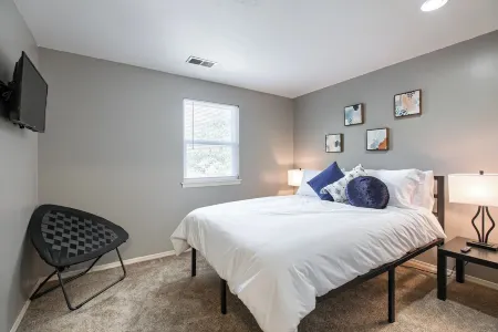 The Teal Townhouse Near KU Med and Central to Many KC Landmarks/Attractions