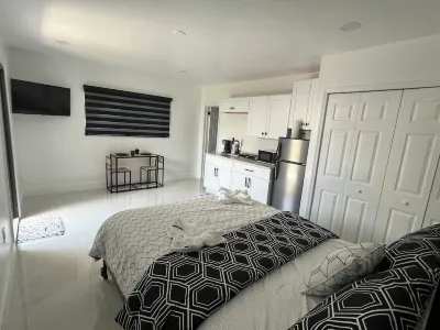 Chic studio with WiFi and AC in vibrant Miami