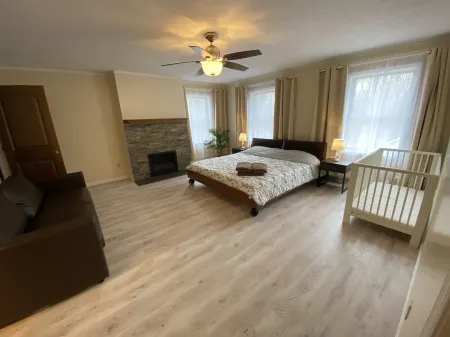 Private heated pool. Secluded 4,500sq.ft Hot tub. game room.