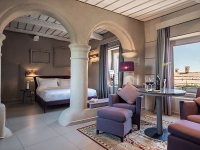 Uve Rooms & Wine Bar