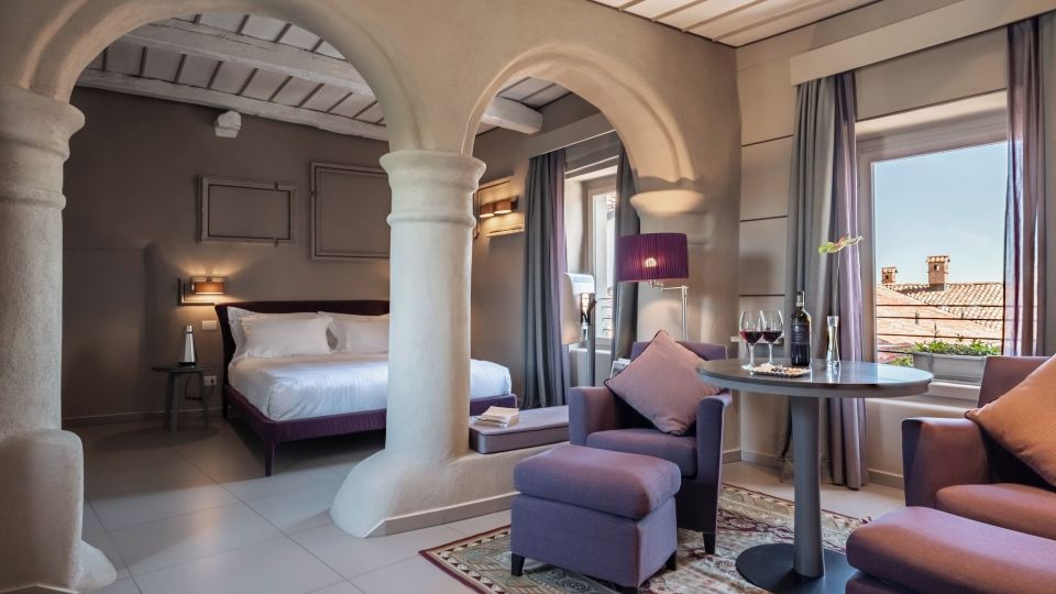 Uve Rooms & Wine Bar