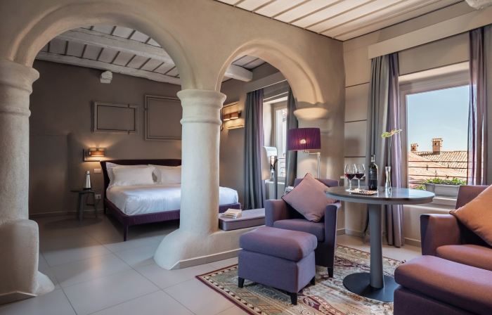 Uve Rooms & Wine Bar