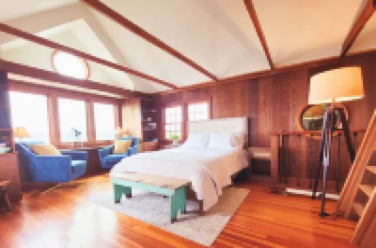 Romantic Waterfront/Fire Pit/Hot Tub/Mins. to Beaches & Restaurants/Pet Friendly