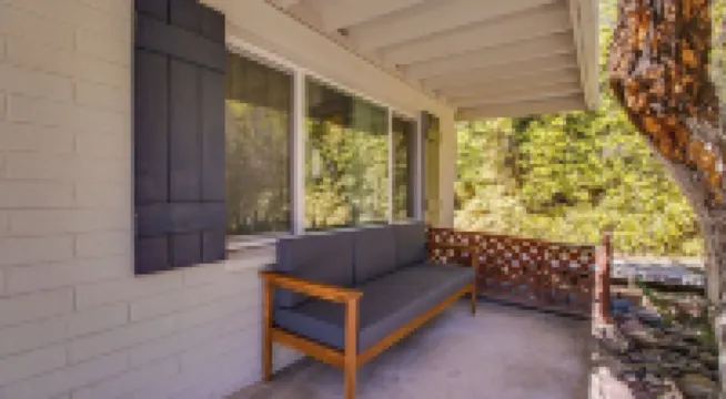 Bright & Cozy Mid Town Zen Yard Studio!