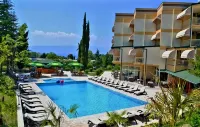 Hotel Bluebell - Pool