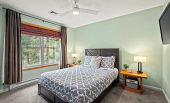 Rustic-chic Escape w/ Hot Tub, Fireplace & Nature Views Pine Woods Loft