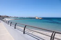 Duplex Terrasse Vue Mer et Ville, Pieds Dans l'Eau - Homestays