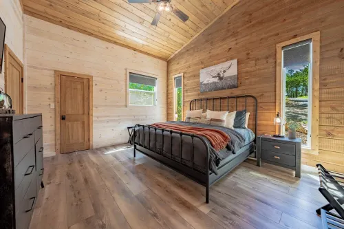 Modern, new cabin in tranquil Broken Bow/Hochatown with all the amenities