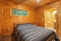 Modern Rustic Retreat ~Newly Built with Hot Tub and EV Charger, ~6mi to Ash Cave - balcony