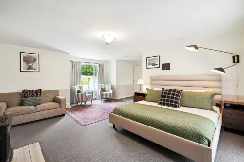 Mountaineer Inn Hotels in Dover