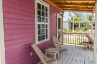 Purple Pearl Cottage with a Pool and Modern Amenities