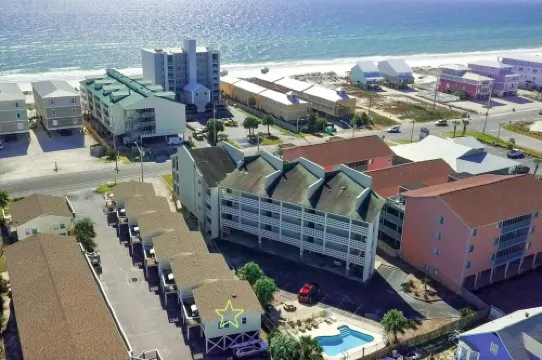 Super Nice Quiet Beach Cottage, Pvt Parking, WiFi, Cozy, Spotless, Comfortable.