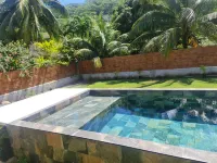 5 minutes from the dock and shops. Nice renovated house for families in Moorea