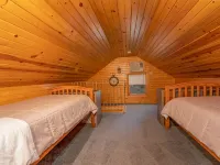 Retreat in Clear Lake, Iowa - GARAGE HANGOUT - Half block from Lake! Hotéis em Clear Lake