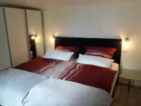 Idyllic holiday home on the forest and lake in Klingberg