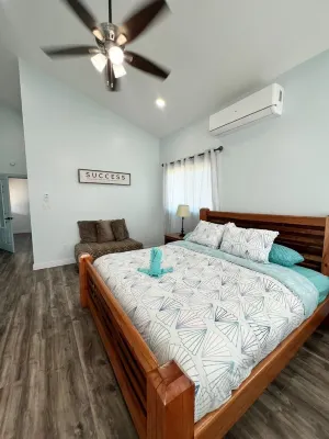 Carrican Unit 2: Modern Family Friendly house with ac on the beach in Hopkins
