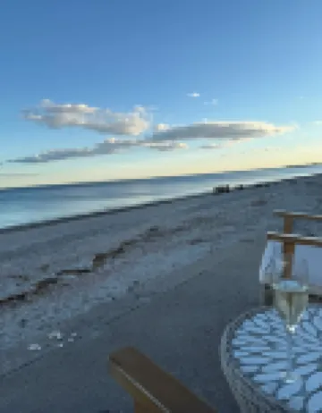 The W – Coastal + Cozy - Walk to Beach + Tyde