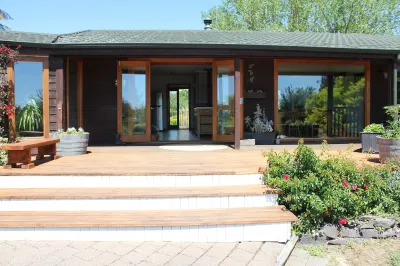 Large Country Home with Views - Spa Pool, Swimming Pool, Firepit, Games Room 酒店