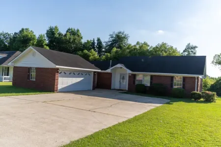 Cheerful 3-Bed Room Home in Columbus, MS Отели в г. Колумбус