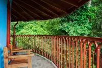 Family Friendly Waterfall Home with pool & Wi-Fi / 7p