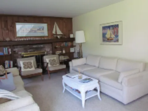 Family friendly home, walk to beach, central AC 하위치 호텔