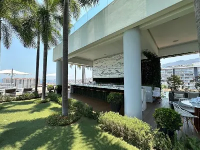 Pier 57 Penthouse 703 - Great Ocean Views & Location, Rooftop Infinity Pool Hotels in 