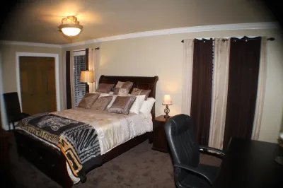 Home/MINI RESORT- pool, tennis court, pickleball, golf course, lg. Clubhouse Hotels near T. D. Bickham, Jr. Park