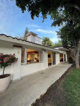 Espaciosa y refinada casa campirana. Con alberca climatizada, jacuzzi y palapa.