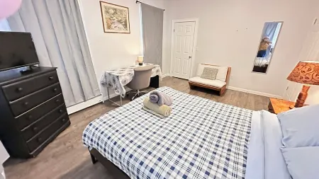 4 Bedroom 2 Bathroom Home Close to Metro, Near Central Boston & Cambridge Отели рядом с достопримечательностью «Ассембли Роу»